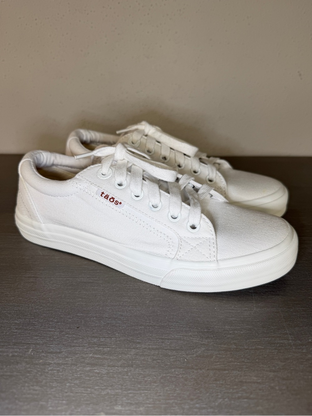 Taos Plim Soul Women’s White Canvas Sneakers Size 7.5 Casual Comfort Shoes